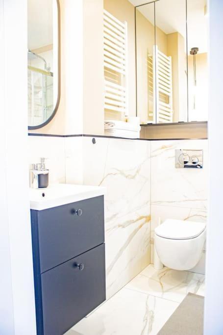 Central Apartment With Balcony And Views, Old Town, Metro Varşovia Exterior foto