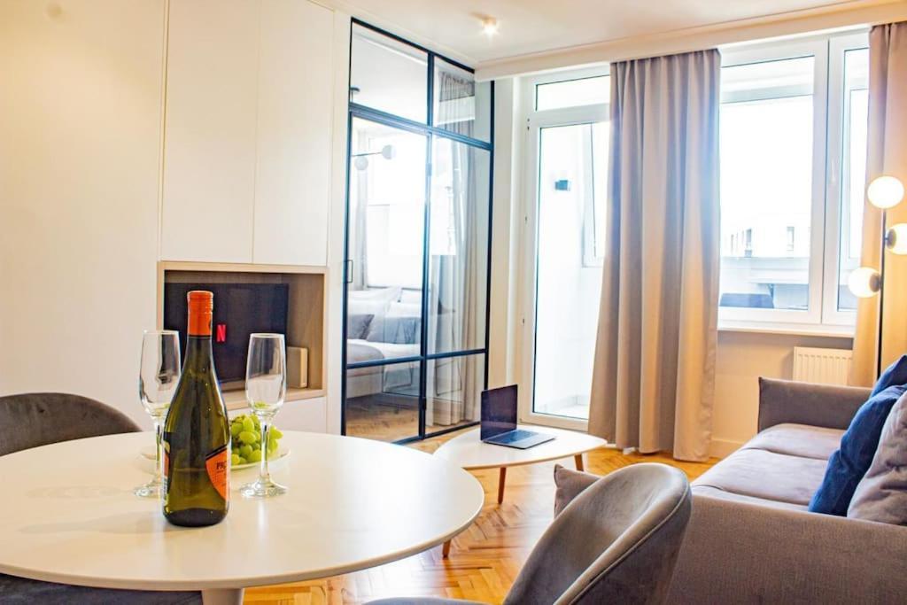 Central Apartment With Balcony And Views, Old Town, Metro Varşovia Exterior foto